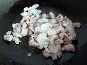 烧适量开水备用。小火热油，将五花肉倒入翻炒至表面变色，放入一把冰糖。