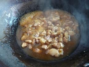 随后放入1勺金兰油膏，翻炒均匀。再放入1.5勺米酒、1勺黄酒，翻炒。直到锅边有沸腾的小气泡，冒出香气后，撒入五香粉、香叶、大料、草果翻炒。