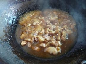 随后放入1勺金兰油膏，翻炒均匀。再放入1.5勺米酒、1勺黄酒，翻炒。直到锅边有沸腾的小气泡，冒出香气后，撒入五香粉、香叶、大料、草果翻炒。