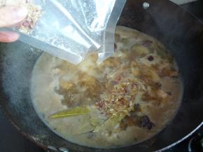 翻炒均匀后，加入开水（水要比没过全部肉再多一些）。随后加入两把洋葱酥，搅拌均匀。