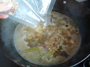 翻炒均匀后，加入开水（水要比没过全部肉再多一些）。随后加入两把洋葱酥，搅拌均匀。