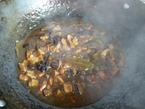 锅内汁少时，务必要不断翻动，以免粘锅烧焦影响风味。此时可尝味，如感觉咸味不够，可再多加一勺油膏