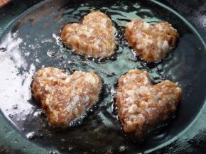 将肉馅捏成想要的形状待用（建议肉饼厚度不超过2cm）。热锅，入凉油，趁油凉将塑好型的肉馅放入，小火慢煎。听到噼啪声明显变响时（此时靠近油面的半层肉应该已经变色），这一面应该已经煎得差不多了，翻面煎另一面。