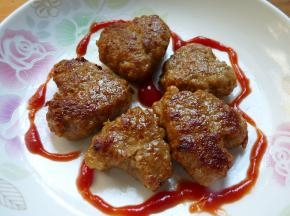 煎好的肉饼摆盘，用番茄酱点缀装饰，香煎肉饼就大功告成啦