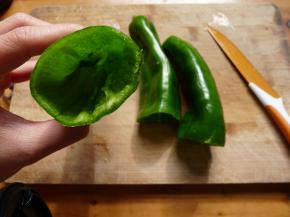 青椒洗净晾干，去掉尾端，挖出青椒子