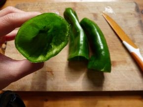 青椒洗净晾干，去掉尾端，挖出青椒子
