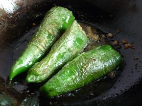 将拌好的肉馅塞入青椒里，锅里放入适量油温热，放入酿好的青椒中火煎黄起皱。