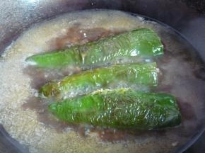 往锅里加入适量水、生抽、老抽、一丁点糖，大火煮开转中火煮至青椒变软。
