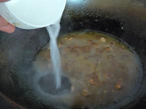 煮至汁较少时，将酿椒夹出摆盘，将汤汁留在锅内。用小半勺淀粉和冷水和成水淀粉，倒入汤汁内煮开做成勾芡。