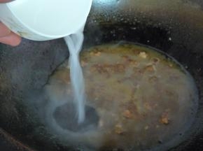 煮至汁较少时，将酿椒夹出摆盘，将汤汁留在锅内。用小半勺淀粉和冷水和成水淀粉，倒入汤汁内煮开做成勾芡。