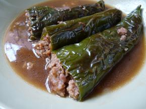 将勾芡汤水倒入摆好盘的酿椒上。青椒酿肉就大功告成啦