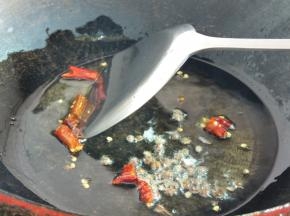 中火热油，直到大量烟从油面升起，放入干辣椒和花椒炒香。