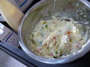 先制作土豆泥。土豆削皮切片蒸熟，捣成泥。胡萝卜等食材切丁，放入开水焯5分钟后捞出，放入土豆泥里，加入适量牛奶（注意不要将土豆泥弄得太稀）、盐、黑胡椒、沙拉酱，也可以加入金枪鱼、孜然粉等调料，看个人口味。将土豆泥拌匀。