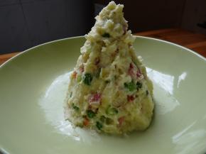 将弄好的土豆泥塑形成圆锥状（也可以借助器具，比如放入一个深一点的杯子中，把杯子倒扣在盘子上，拿走杯子，再塑形）。