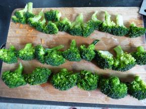 西兰花掰小，放到加入调料的水中焯熟，捞起，迅速过凉水。然后将西兰花按从大到小大致排列一下待用。