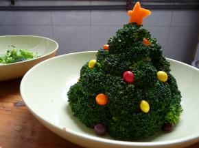 将西兰花从大到小，沿着土豆泥四周插满，不要有缝隙。挂上糖果，星星状的胡萝卜等装饰（挂不上的可以用短牙签插进去）圣诞树就完成啦！