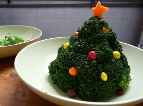 将西兰花从大到小，沿着土豆泥四周插满，不要有缝隙。挂上糖果，星星状的胡萝卜等装饰（挂不上的可以用短牙签插进去）圣诞树就完成啦！