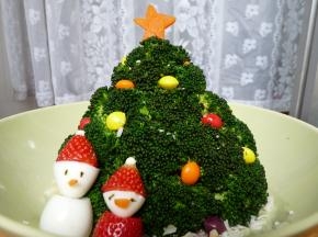 从草莓中上部位切开，下部当做小雪人的身体，上部当做小雪人的帽子。再将鹌鹑蛋中上部分切出来作为小雪人的脑袋（也可以用奶油或蛋黄酱代替作为脑袋）。用牙签将各部分串起，装饰眼、鼻等，草莓雪人就做好了~，
将草莓尖尖切出来，串进牙签，小雪人就有帽子了~~（也可以用胡萝卜代替，胡萝卜切成2片小圆片作为一顶帽子）用刀削小长条胡萝卜当雪人鼻子，海苔眼睛与扣子。难贴上的话就用牙签在蛋上扎小洞，然后填充进去。最后用蛋黄酱或奶油在帽子尖点上一个小球，萌萌的圣诞树和雪人，就大功告成啦~~