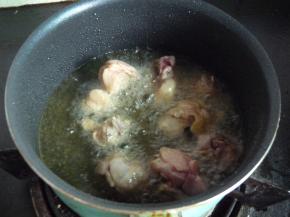 鸡肉腌制好后，烧油，当油面波动并升起浓油烟时，倒入鸡块炸熟。（注意，油温必须足够高，这是鸡肉外焦里嫩的关键，如油温不高就炸，不仅焦得慢鸡肉从外到内都会很硬，所以务必保证油温高。如果鸡肉过多，就要分批炸，以免受热不足。）