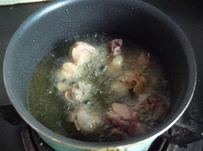 鸡肉腌制好后，烧油，当油面波动并升起浓油烟时，倒入鸡块炸熟。（注意，油温必须足够高，这是鸡肉外焦里嫩的关键，如油温不高就炸，不仅焦得慢鸡肉从外到内都会很硬，所以务必保证油温高。如果鸡肉过多，就要分批炸，以免受热不足。）