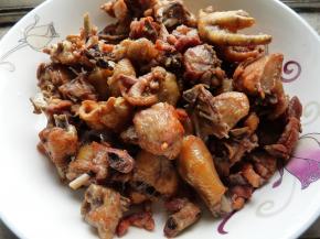 炸至鸡块表面发黄后捞出。