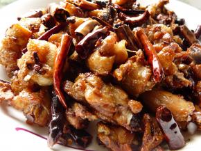 倒入炸好的鸡块翻炒，淋少许绍酒、少许酱油、少许白糖，翻炒均匀后出锅。