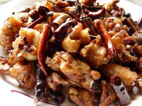 倒入炸好的鸡块翻炒，淋少许绍酒、少许酱油、少许白糖，翻炒均匀后出锅。