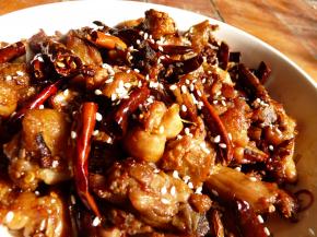 撒上芝麻，摆盘，辣子鸡就大功告成了~~