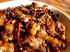 撒上芝麻，摆盘，辣子鸡就大功告成了~~