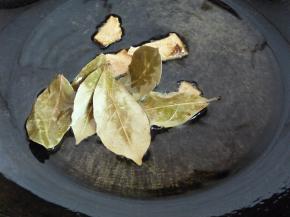 小火热油，略微冒烟时将香叶、桂皮放入炸，出香味后十秒捞出