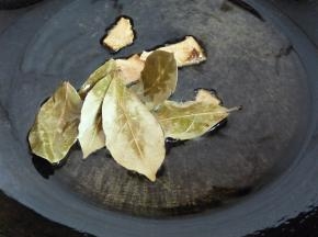 小火热油，略微冒烟时将香叶、桂皮放入炸，出香味后十秒捞出