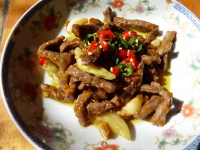 洒上辣椒圈装饰，灯笼泡椒牛肉就大功告成了