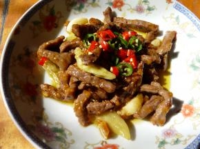 洒上辣椒圈装饰，灯笼泡椒牛肉就大功告成了