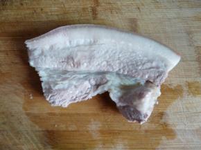 五花肉洗净，整块放进冷水中煮至9成熟（用筷子戳可以穿透瘦肉区时）捞起晾凉。