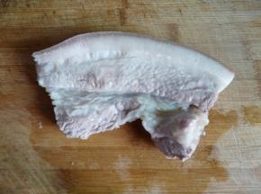 五花肉洗净，整块放进冷水中煮至9成熟（用筷子戳可以穿透瘦肉区时）捞起晾凉。