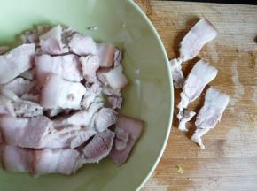 五花肉切薄片，约3-4mm厚度即可，太厚了腻。喜欢长片的可以切巴掌大的肉片，我偷懒切的短片。肥瘦相连部分注意不要切断。