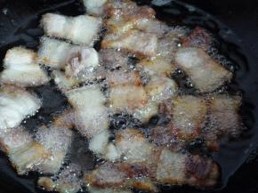 煎五花肉。油下锅，小火热至冒烟（油不用多，五花肉会出油），放入五花肉滑散，确保肥肉部分都浸在油中，（瘦肉部分可以少碰油以免太硬），如果太多肉建议分多批煎。至肉片微焦并微微卷起时捞出。全程小火，以免油爆。留少许油在锅中，其它油一起捞出。