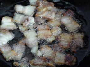 煎五花肉。油下锅，小火热至冒烟（油不用多，五花肉会出油），放入五花肉滑散，确保肥肉部分都浸在油中，（瘦肉部分可以少碰油以免太硬），如果太多肉建议分多批煎。至肉片微焦并微微卷起时捞出。全程小火，以免油爆。留少许油在锅中，其它油一起捞出。