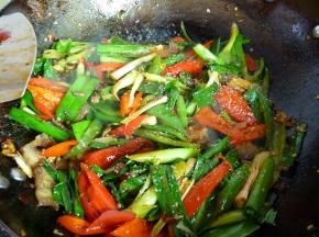 倒入蒜苗翻炒均匀。在蒜苗明显下塌时洒上1勺左右白糖（喜欢甜口的可以多洒些，不喜欢的可以不放糖）。翻炒均匀。