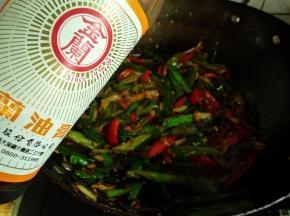 尝味，有的豆瓣酱偏咸的此时已经不需要再放生抽了，如果觉得不够咸就加1勺生抽。