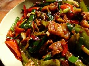 翻炒均匀，蒜苗已经变软变老后，出锅。回锅肉就大功告成了~~