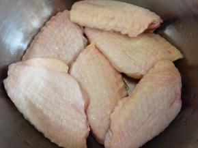 鸡翅洗净，用牙签在鸡翅上戳孔（随便使劲戳，不会看出来的），让鸡翅更加入味。