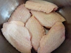 鸡翅洗净，用牙签在鸡翅上戳孔（随便使劲戳，不会看出来的），让鸡翅更加入味。