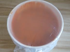 将鸡翅放入调料汁中，用保鲜袋封号碗口（或直接把鸡翅和汁全部放入保鲜袋扎好），放冰箱冷藏腌制10~24小时，让它入味。