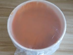 将鸡翅放入调料汁中，用保鲜袋封号碗口（或直接把鸡翅和汁全部放入保鲜袋扎好），放冰箱冷藏腌制10~24小时，让它入味。