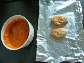 腌制时间足够后，取合适大小的锡纸（长方形为佳），在锡纸能接触到鸡翅的地方刷上少许油（以防止烤的过程中鸡翅烤焦粘在锡纸上），然后将鸡翅放于其上。图省事可以两只鸡翅一起烤，但是如果有耐心一只一只烤热量更充足鸡翅会更焦香。