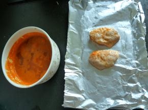 腌制时间足够后，取合适大小的锡纸（长方形为佳），在锡纸能接触到鸡翅的地方刷上少许油（以防止烤的过程中鸡翅烤焦粘在锡纸上），然后将鸡翅放于其上。图省事可以两只鸡翅一起烤，但是如果有耐心一只一只烤热量更充足鸡翅会更焦香。