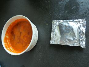 把鸡翅包裹起来，注意两端要折叠一下，以免热量跑掉。锡纸包裹时无需过于紧贴鸡翅，可以留些许空气膨胀的空间。