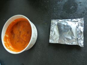 把鸡翅包裹起来，注意两端要折叠一下，以免热量跑掉。锡纸包裹时无需过于紧贴鸡翅，可以留些许空气膨胀的空间。