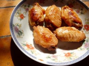 时间到后关火，将鸡翅包取出。即将开餐时，打开锡纸，香嫩多汁的烤鸡翅就大功告成了，好好享受吧~~~（烤鸡翅热着吃才好吃，所以如果离开餐还有一段时间，不要那么快打开锡纸。）